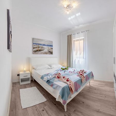 Charming House On The Beach And Deluxe Apartment Пула Номер фото